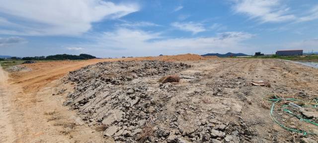 전남 무안군 일로읍 망월리 일대 뻘흙 사용 성토. 사진 제공=전라남도