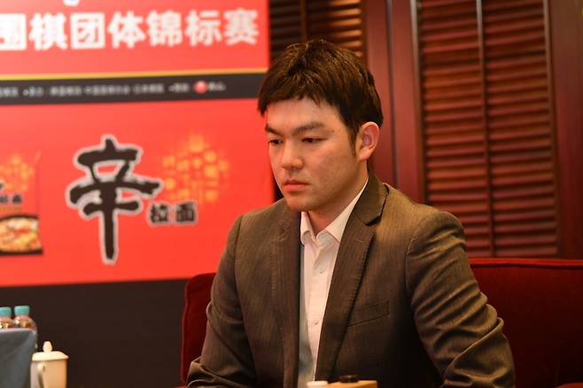 중국의 리쉬안하오 9단이 20일 중국 상하이의 그랜드 센트럴 호텔에서 열린 제26회 농심신라면배 세계바둑최강전 최종 3라운드 13국에서 신진서 9단과 대국하고 있다. 한국기원 제공
