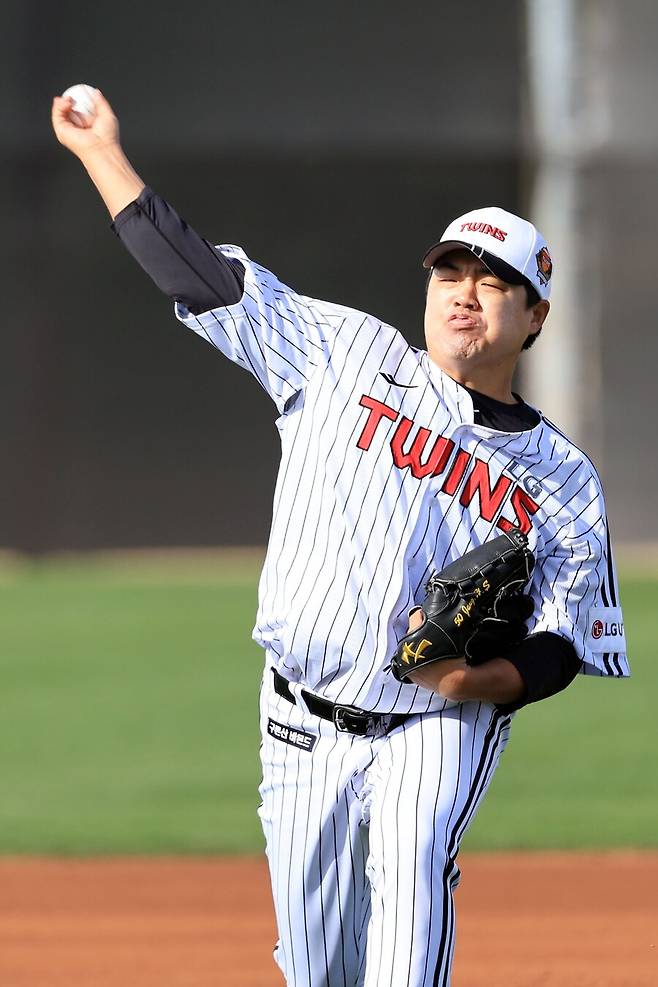 ▲ LG 우완투수 장현식이 발을 헛딛으면서 오른쪽 발목 염좌가 발생, 한국으로 돌아가 병원에서 MRI 등 정밀 검진을 받을 예정이다. ⓒ연합뉴스