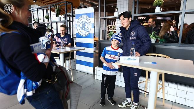아이 팬과 사진을 찍고 있는 양민혁(오른쪽) /사진=QPR 공식 SNS