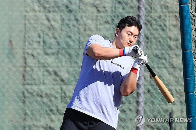 배트 휘둘러보는 최지만 (스코츠데일[미국 애리조나주]=연합뉴스) 신현우 기자 = 지난해 미국프로야구 메이저리그(MLB) 뉴욕 메츠에서 방출된 최지만이 18일(현지시간) LG 트윈스 스프링캠프가 열리고 있는 미국 애리조나주 스코츠데일 인디언 스쿨 공원 야구장에서 LG 선수단과 타격 훈련하며 배팅 케이지에 들어가기에 앞서 배트를 휘둘러보고 있다. 2025.2.19 nowwego@yna.co.kr