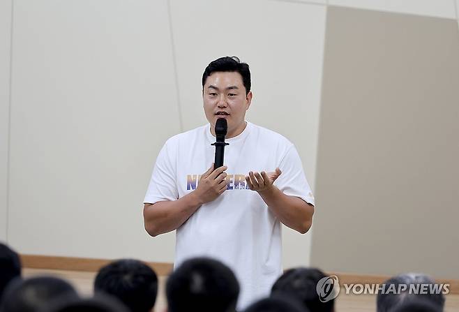 제주 야구 꿈나무들 만난 최지만 (제주=연합뉴스) 전지혜 기자 = 메이저리거 최지만이 1일 오후 제주고등학교 양지관에서 제주고·제주제일중 야구 학생선수들과 만나 질문에 답하고 있다. 2024.11.1 atoz@yna.co.kr