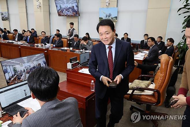 국방위 전체회의 정회하는 성일종 위원장 (서울=연합뉴스) 김주형 기자 = 20일 서울 여의도 국회에서 열린 국방위원회 전체회의에서 국민의힘 소속 성일종 위원장이 회의를 정회하고 있다. 2025.2.20 kjhpress@yna.co.kr