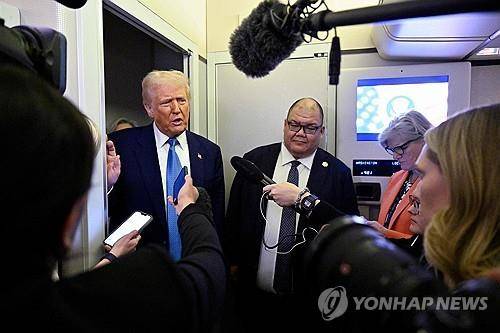 대통령 전용기 안에서 기자 질문에 답하는 트럼프 [AFP=연합뉴스 재판매 및 DB금지]