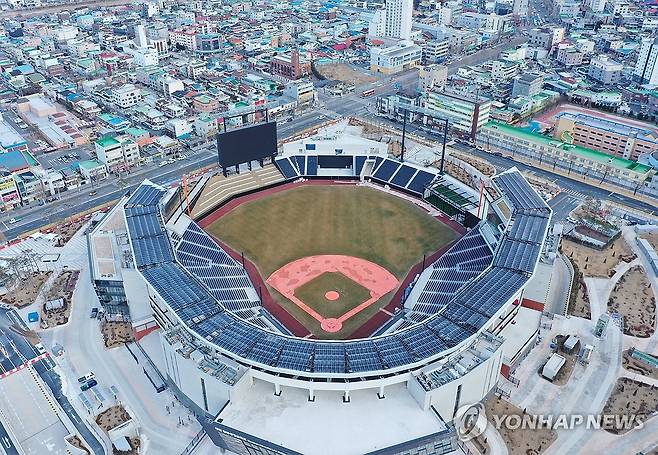준공 앞둔 대전 한화생명볼파크 (대전=연합뉴스) 강수환 기자 = 20일 오전 대전 중구 부사동 대전 한화생명볼파크 야구장이 오는 28일 준공을 앞두고 마무리 작업이 진행되고 있다. 사진은 대전 한화생명볼파크 전경. 2025.2.20 swan@yna.co.kr