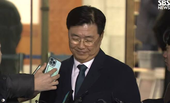 홍장원 국가정보원 전 1차장이 20일 오후 윤석열 대통령 탄핵심판 10차 변론에 증인으로 출석한 뒤 한 외국 기자 질문에 쓴웃음을 지었다 (사진=SBS 뉴스 영상 캡처)