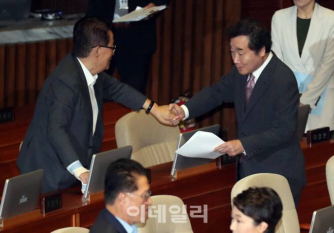 2018년 9월 4일 당시 이낙연(오른쪽) 국무총리가 서울 여의도 국회에서 열린 본회의에 앞서 박지원 민주평화당 의원과 악수하고 있다 (사진=이데일리DB)