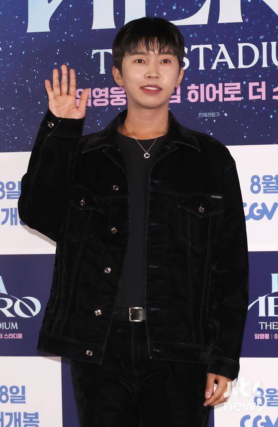 가수 임영웅이 22일 오후 서울 CGV 용산아이파크몰에서 열린 영화 '임영웅 아임 히어로 더 스타디움' 언론시사회에 참석해 포토타임을 갖고 있다. 박세완 엔터뉴스팀 기자 park.sewan@jtbc.co.kr (콘텐트비즈니스본부)