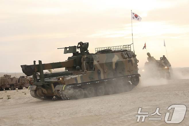 육군은 지난 10일부터 20일까지 ‘2025년 아랍에미리트(UAE) 연합훈련 TF’가 UAE군과의 현지 연합훈련을 성공적으로 마치고 귀국길에 오른다고 21일 밝혔다. 현지연합훈련단 소속 K10탄약운반장갑차와 K9A1자주포가 연합사격 훈련을 위해 UAE 알하므라 훈련장 내 사격장으로 이동하고 있다. (육군 제공. 재판매 및 DB 금지) 2025.2.21/뉴스1