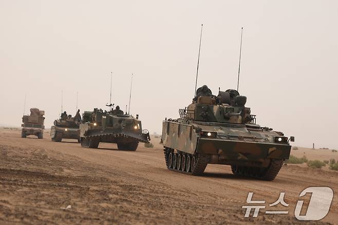 육군은 지난 10일부터 20일까지 ‘2025년 아랍에미리트(UAE) 연합훈련 TF’가 UAE군과의 현지 연합훈련을 성공적으로 마치고 귀국길에 오른다고 21일 밝혔다. 공격작전 야외기동훈련(FTX) 간 임무를 하달받은 양국군 기계부대가 임무지역을 향해 출발하고 있다. (육군 제공. 재판매 및 DB 금지) 2025.2.21/뉴스1