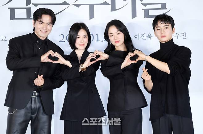 배우 이진욱(왼쪽부터), 송혜교, 전여빈, 문우진이 16일 서울 용산구 아이파크몰 CGV에서 진행된 영화 ‘검은수녀들’ 제작보고회에서 취재진을 향해 포즈를 취하고 있다. 박진업 기자 upandup@sportsseoul.com