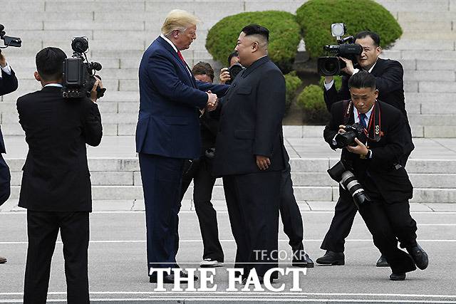 북미 대화 과정에서 '한국 패싱'우려는 트럼프 1기 행정부 시절보다 더 짙어진 형국이다. 사진은 트럼프 대통령이 판문점 공동경비구역(JSA) 군사분계선을 넘어 북측에서 김정은 북한 국무위원장과 악수하고 있는 모습. /뉴시스