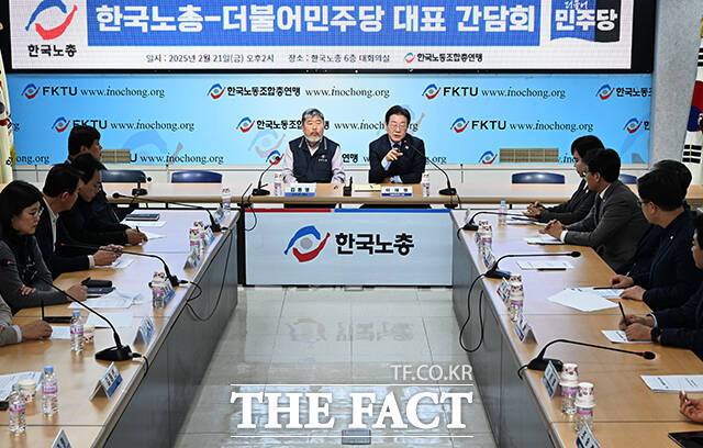 모두발언하는 이재명 더불어민주당 대표(오른쪽).