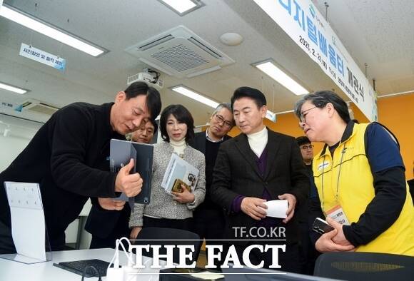 김동근 경기 의정부시장(오른쪽 2번째)을 비롯한 관계자들이 지난 20일 의정부시평생학습원에서 열린 경기북부 지역의 유일한 ‘상설 디지털배움터 및 체험존' 개관 행사에 참석, 교육 시연을 보고 있다./의정부시