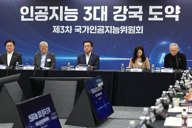 정부는 20일 제3차 국가인공지능위원회를 열고 세계 최고 수준 인공지능(AI) 모델 개발을 목표로 데이터와 컴퓨팅 자원을 집중 지원하기로 했다. 왼쪽부터 이날 참석한 유상임 과학기술정보통신부 장관, 염재호 국가인공지능위원회 부위원장, 최상목 대통령 권한대행 부총리 겸 기획재정부 장관, 오혜연 카이스트 교수, 유인촌 문화체육관광부 장관. /뉴시스