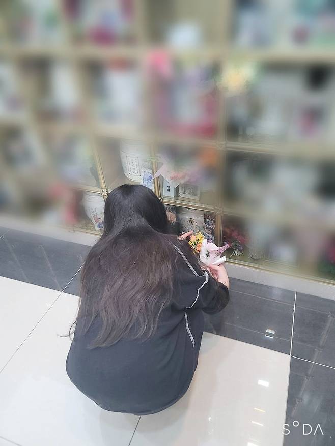 특정 종교를 강요하는 아버지에게서 벗어나 힘겹게 생활한 한승연(20·가명)양이 원하던 대학에 합격한 후 어머니 납골당을 찾았다. /이랜드재단