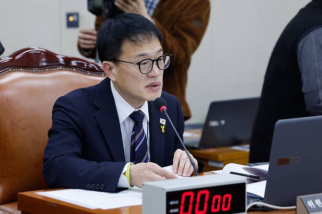 박주민 국회 보건복지위원장이 21일 오전 서울 여의도 국회에서 열린 보건복지위원회 제422회국회(임시회) 제3차 전체회의에서 발언하고 있다./뉴스1