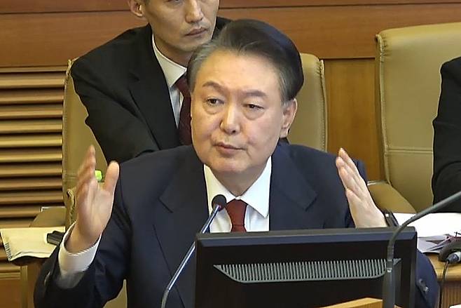 윤석열 대통령이 20일 서울 종로구 헌법재판소 대심판정에서 열린 탄핵심판 10차 변론에서 발언하고 있다. 2025.2.20. 헌법재판소 제공