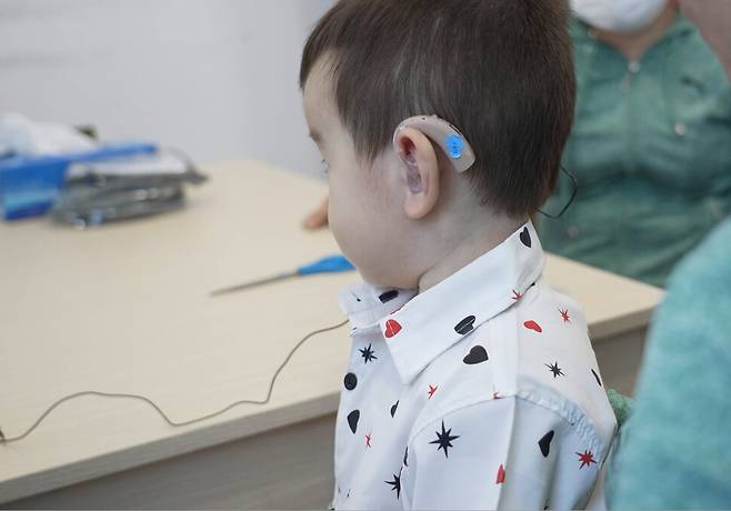 사랑의달팽이를 통해 인공와우수술을 후원받은 청각장애 해외 아동 모습.