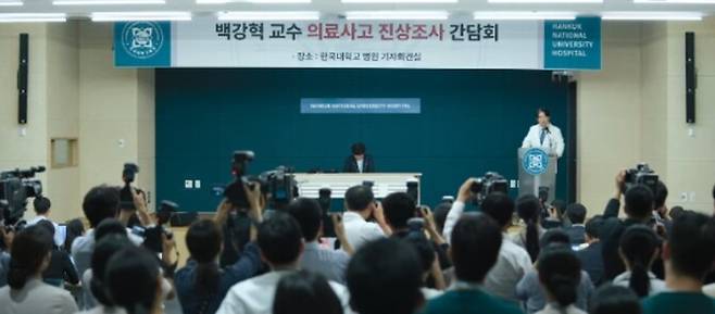 ‘중증외상센터’ 7회. 백강혁이 응급상황에서 환자를 살리기 위해 적극적으로 행한 치료의 결과가 좋지 않자, 매뉴얼에 없는 치료였다는 이유로 의료사고 소송에 걸릴 위기에 처한 장면. 넷플릭스 제공