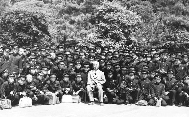 이승만 전 대통령이 재임기간 서울에 수학여행을 온 대구 경북고등학교 학생들과 경무대(청와대)에서 기념사진을 찍고 있다. 한국일보 자료사진