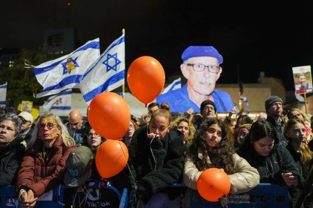 20일 팔레스타인 무장 정파 하마스에 억류됐다가 숨진 이스라엘 인질 4명의 시신이 송환된 가운데, 이스라엘 수도 텔아비브 인질 광장에서 희생자들을 애도하는 집회가 열리고 있다. 텔아비브=AP 뉴시스