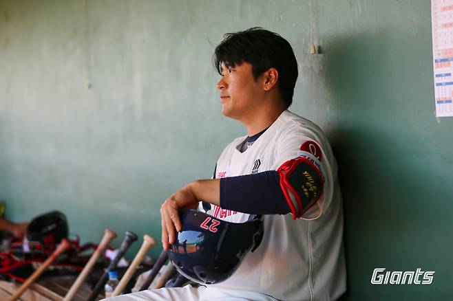 롯데 자이언츠 포수 유강남이 16일 출전하 자체 청백전에서 타석을 기다리고 있다. 롯데 제공