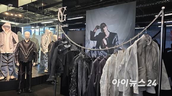 21일 서울 성수동 무신사 테라스 성수 '무신사 MNFS 우수 장학생 브랜드 팝업 스토어'에 전시된 브랜드 '유강'. [사진=진광찬 기자]