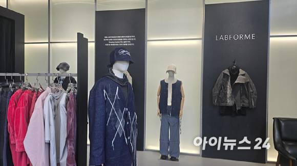 21일 서울 성수동 무신사 테라스 성수 '무신사 MNFS 우수 장학생 브랜드 팝업 스토어'에 전시된 브랜드 '랩폼'. [사진=진광찬 기자]