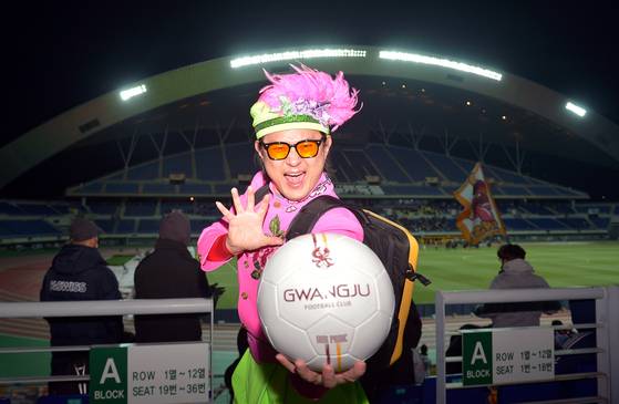 광주FC 열혈 서포터를 자처하는 남성 듀오 노라조의 조빈. 사비로 선수들 회식과 장비를 후원한다. 김성태 객원기자