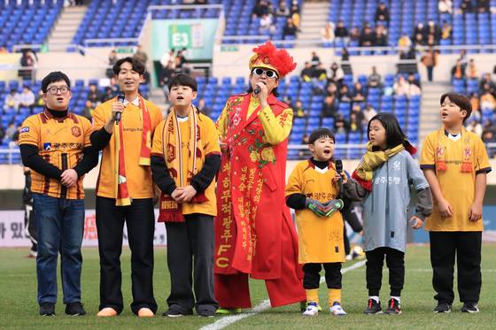 노라조의 조빈(가운데)이 광주FC 경기에서 축하 공연을 하는 모습. [사진 광주FC]