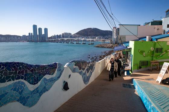 영화 ‘변호인’ 촬영지로 유명한 흰여울마을. 한국전쟁 피란민이 정착한 동네다.