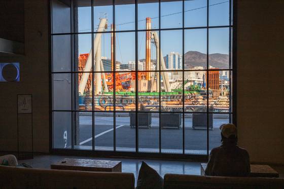 창밖으로 바지선과 크레인이 보이는 모모스 로스터리 & 커피 바.