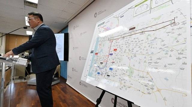 이종신 인천시 도시균형국장이 경인고속도로 지하화 사업을 설명하고 있다. /사진=인천시