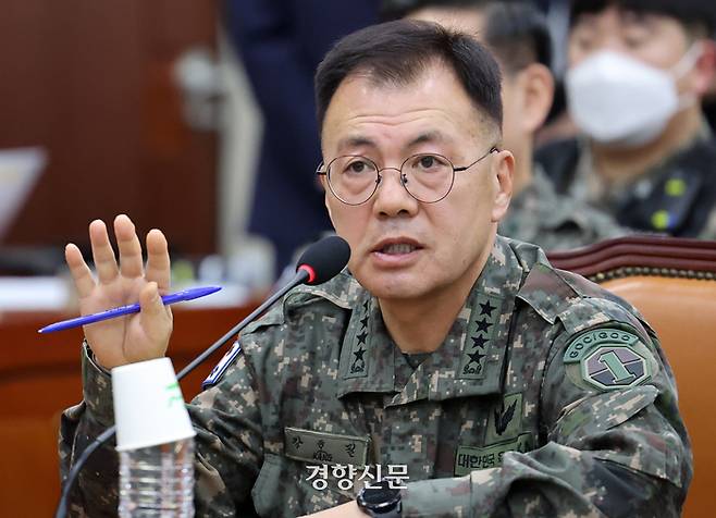 강호필 지상작전사령관이 지난 1월14일 국회에서 열린 국회 내란 혐의 진상규명 국정조사특위에서 의원질의에 답하고 있다. 박민규 선임기자