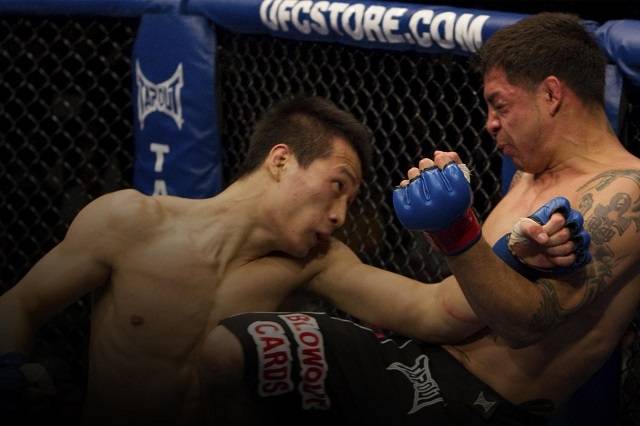 정찬성(왼쪽)이 2010년 4월 WEC48에서 치른 미국 종합격투기 데뷔전에서 레너드 가르시아(오른쪽)를 공격하고 있다. 사진=TKO