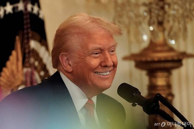 (로이터=뉴스1)  = 도널드 트럼프 미국 대통령이 2025년 2월 20일 미국 워싱턴 D.C.의 백악관 이스트룸에서 열린 흑인 역사의 달을 기념하는 리셉션에서 연설하면서 활짝 웃고 있다. 2025.02.20  ⓒ 로이터=뉴스1  Copyright (C) 뉴스1. All rights reserved. 무단 전재 및 재배포,  AI학습 이용 금지. /사진=(로이터=뉴스1)