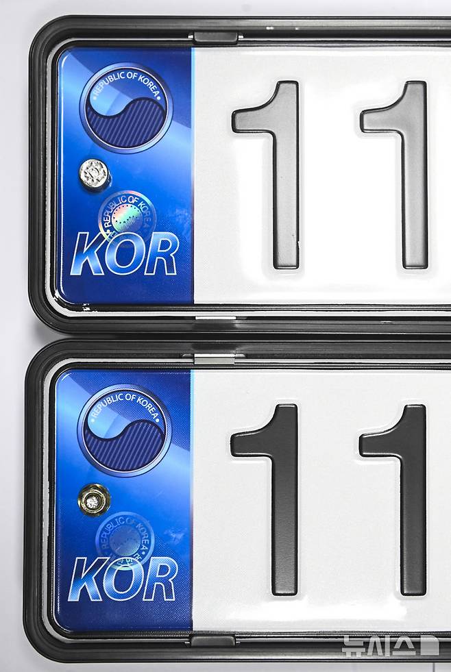 [수원=뉴시스] 김종택 기자 = 자동차 등록번호판 봉인제도 폐지를 하루 앞둔 20일 경기도 수원도시공사 번호판제작소에서 관계자가 기존 스테인리스 마개로 봉인된 번호판(사진 위)과 마개를 제거한 뒤 너트로 고정한 번호판을 보여주고 있다.도난, 번호판 위·변조 방지를 위해 1962년 시행된 자동차 등록번호판 봉인제도는 자동차관리법 일부 개정에 따라 등록번호판에 봉인을 부착하지 않고 운행할 수 있다. (공동취재) 2025.02.20. photo@newsis.com