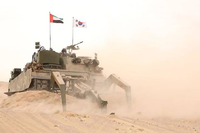 [서울=뉴시스] 육군은 기계화부대가 투입된 첫 아랍에미리트(UAE) 현지 연합훈련이 성공리에 종료됐다고 21일 밝혔다.지난 10일부터 20일까지 UAE 알하므라 훈련장에서 실시된 훈련에는 제8기동사단 장병들을 주축으로 K2전차·K9A1자주포 등 육군 기계화부대 주요전력 14대가 투입되었다. 사진은 현지연합훈련단 소속 K600장애물개척전차가 복합장애물지대를 개척하며 아군이 기동할 통로를 확보하고 있다. (사진=육군 제공) 2025.02.21. photo@newsis.com *재판매 및 DB 금지