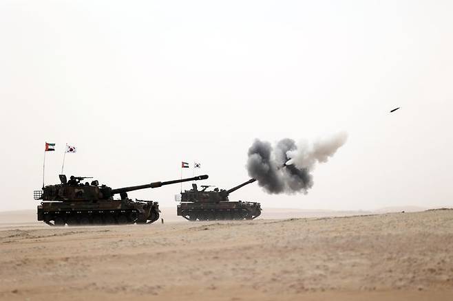 [서울=뉴시스] 육군은 기계화부대가 투입된 첫 아랍에미리트(UAE) 현지 연합훈련이 성공리에 종료됐다고 21일 밝혔다.지난 10일부터 20일까지 UAE 알하므라 훈련장에서 실시된 훈련에는 제8기동사단 장병들을 주축으로 K2전차·K9A1자주포 등 육군 기계화부대 주요전력 14대가 투입되었다. 사진은 현지연합훈련단 소속 K9A1자주포가 연합사격 훈련 간 표적을 향해 155mm 포탄을 발사하고 있다. (사진=육군 제공) 2025.02.21. photo@newsis.com *재판매 및 DB 금지