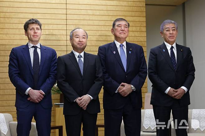 [도쿄=AP/뉴시스]일본 정부는 인공지능(AI) 보급으로 수요가 커질 것으로 전망되는 데이터센터와 발전소를 연계 정비하기 위해 민관 협의회를 시작한다.사진은 이시바 시게루 일본 총리가 지난 3일 도쿄 총리 관저에서 이와야 다케시 외무상과 함께 손정의(孫正義·일본명 손 마사요시) SBG 사장 겸 회장, 샘 알트먼 오픈AI 최고경영자(CEO)와 면담하고 사진 촬영한 모습. 왼쪽부터 알트먼 CEO, 손 회장, 이시바 총리, 이와야 외무상. 2025.02.21.