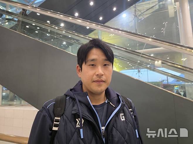 [인천공항=뉴시스] 김희준 기자 = 롯데 자이언츠의 유강남이 대만 타이난에서 진행된 1차 스프링캠프를 마치고 21일 인천공항을 통해 귀국한 뒤 인터뷰를 하고 있다. 2025.02.21jinxijun@newsis.com