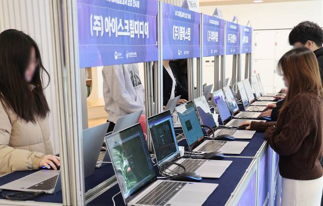 21일 부산 북구 SW·AI 교육거점센터에서 열린 ‘인공지능(AI) 디지털교과서 상설전시회’에서 교원과 학생 등이 AI 디지털교과서를 살펴보고 있다. 연합뉴스