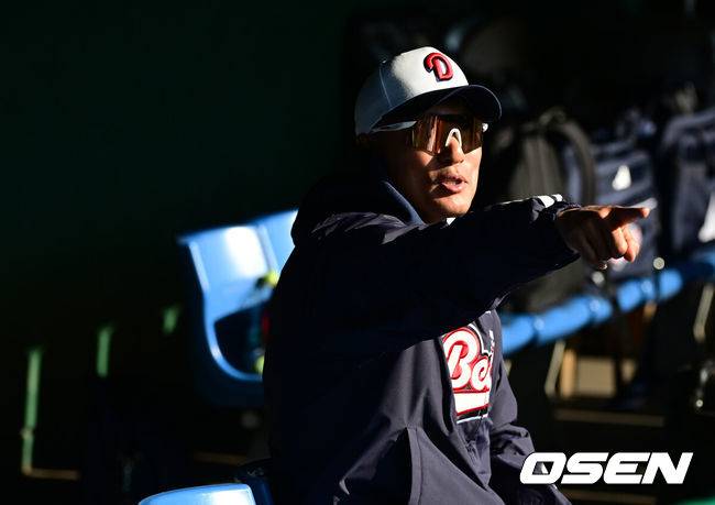 [OSEN=미야자키(일본), 지형준 기자]&nbsp;20일 일본 미야자키 히나타 히무카 스타디움에서 두산 베어스 2차 스프링캠프 2일차 훈련이 진행됐다.&nbsp;지난 18일 2차 스프링캠프지인 일본 미야자키로 출국한 두산은&nbsp;'구춘 대회'&nbsp;포함&nbsp;7차례 연습경기를 치를 예정이다.두산 이승엽 감독이 요미우리 1군 매니저와 인사를 나누며 미소짓고 있다. 2025.02.20 /jpnews@osen.co.kr