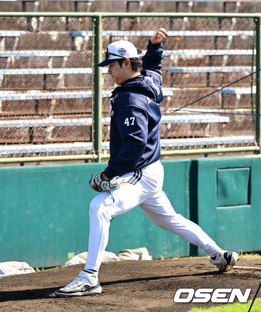 [OSEN=미야자키(일본), 지형준 기자]&nbsp;20일 일본 미야자키 히나타 히무카 스타디움에서 두산 베어스 2차 스프링캠프 2일차 훈련이 진행됐다.&nbsp;지난 18일 2차 스프링캠프지인 일본 미야자키로 출국한 두산은&nbsp;'구춘 대회'&nbsp;포함&nbsp;7차례 연습경기를 치를 예정이다.두산 곽빈이 불펜 피칭을 준비하고 있다. 2025.02.20 /jpnews@osen.co.kr