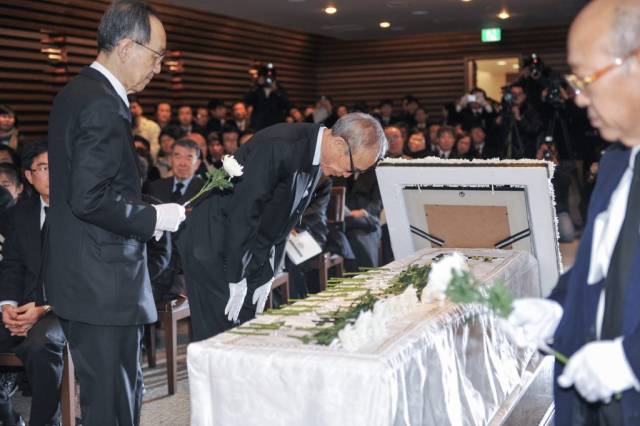 ▲2010년 12월 9일 고 리영희 선생 민주사회장 영결식에서 백낙청, 고은, 임재경 등 조문객들이 헌화하고 있다. ⓒ김연수