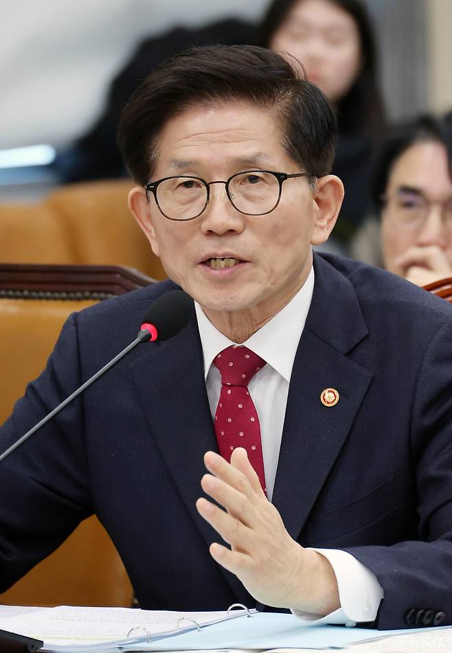 김문수 고용노동부 장관이 20일 오전 서울 여의도 국회에서 열린 환경노동위원회 전체회의에서 의원 질의에 답변하고 있다. 뉴시스