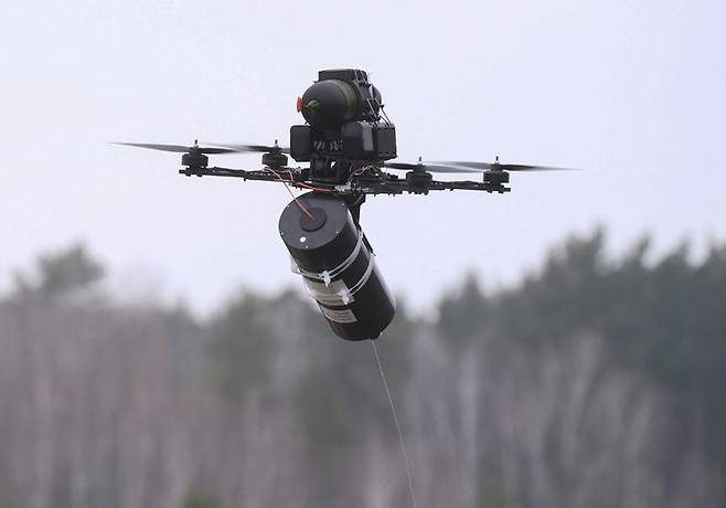 광섬유로 조종되는 우크라이나군의 1인칭 시점(FPV) 드론이 비행을 하고 있다. EPA연합뉴스