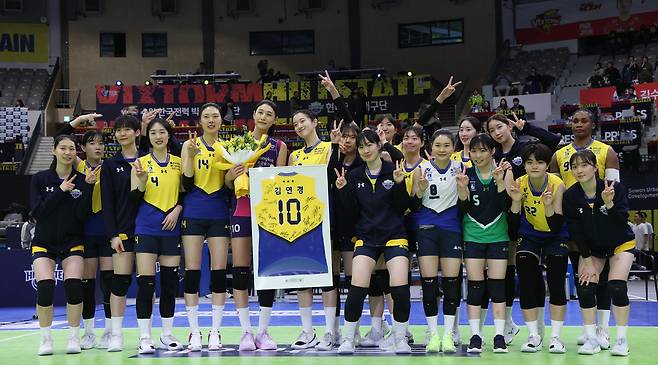 이번 시즌을 끝으로 은퇴하는 김연경이 21일 오후 경기 수원시 장안구 수원실내체육관에서 열린 프로배구 '도드람 2024-2025 V-리그' 여자부 현대건설과 흥국생명의 경기를 마친 뒤 현대건설 선수들과 기념촬영을 하고 있다. 뉴스1