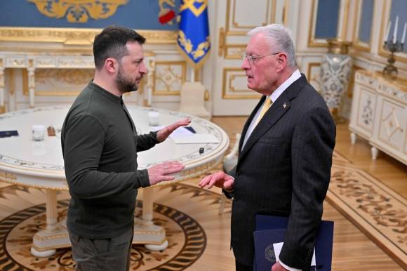 볼로디미르 젤렌스키 우크라이나 대통령이 20일(현지시간) 수도 키이우 집무실에서 도널드 트럼프 미국 대통령의 우크라이나·러시아 특사 키스 켈로그를 맞이하고 있다. 2025.2.20 키이우 AFP 연합뉴스